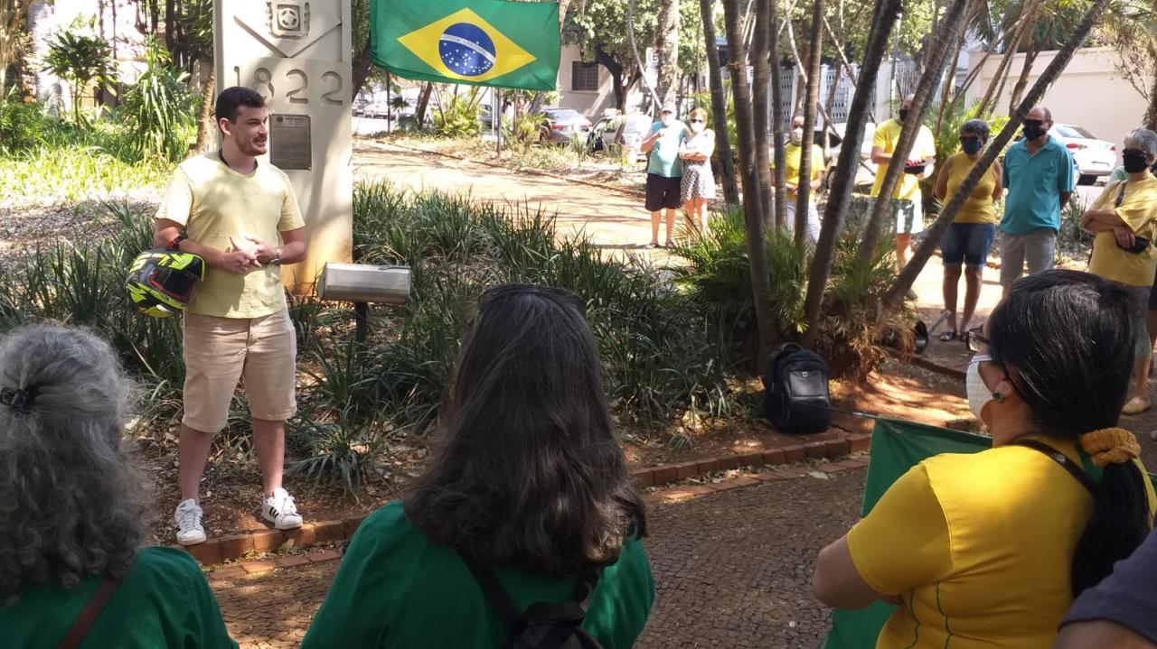 Foto 17 de 31 — Manifestantes fazem ato pró-Bolsonaro na Praça da Independência; veja imagens